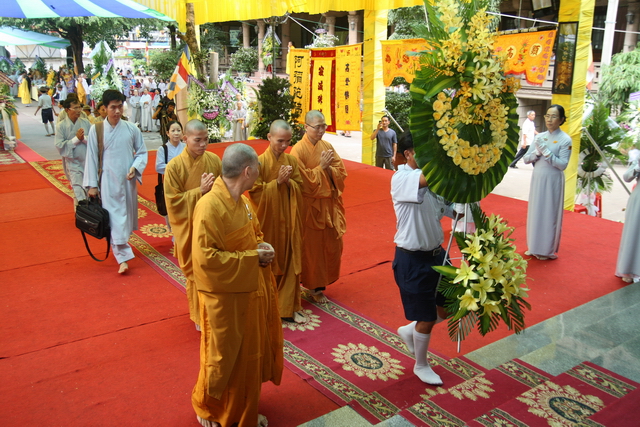 Chùm ảnh: Các đoàn viếng tang lễ HT. Thích Minh Châu - Sáng 04/09/2012