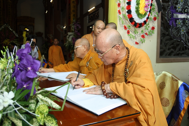 Chùm ảnh: Các đoàn viếng tang lễ HT. Thích Minh Châu - Sáng 04/09/2012