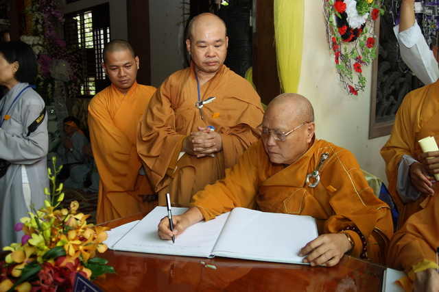 Chùm ảnh: Các đoàn viếng tang lễ HT. Thích Minh Châu - Sáng 04/09/2012