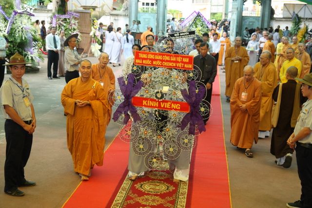 Chùm ảnh: Các đoàn viếng tang lễ HT. Thích Minh Châu - Sáng 04/09/2012