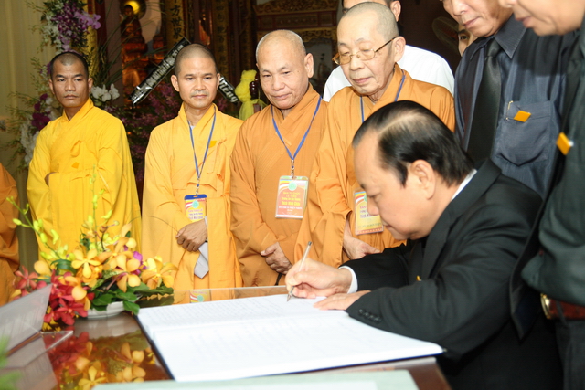 Chùm ảnh: Các đoàn viếng tang lễ HT. Thích Minh Châu - Sáng 04/09/2012