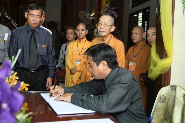 Chùm ảnh: Các đoàn viếng tang lễ HT. Thích Minh Châu - Sáng 04/09/2012