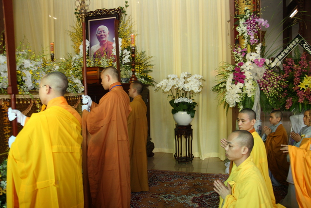 Chùm ảnh: Các đoàn viếng tang lễ HT. Thích Minh Châu - Sáng 04/09/2012