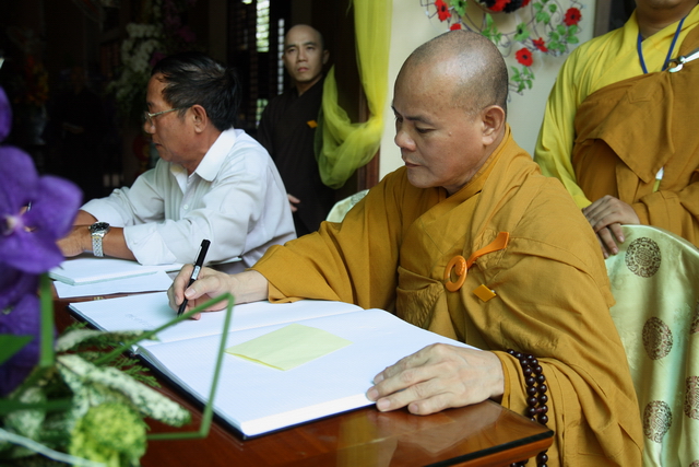 Chùm ảnh: Các đoàn viếng tang lễ HT. Thích Minh Châu - Sáng 04/09/2012