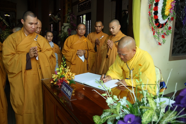 Chùm ảnh: Các đoàn viếng tang lễ HT. Thích Minh Châu - Sáng 04/09/2012