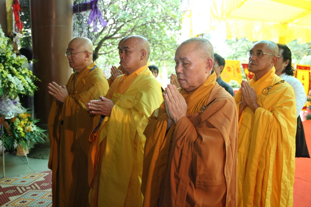 Chùm ảnh: Các đoàn viếng tang lễ HT. Thích Minh Châu - Sáng 04/09/2012