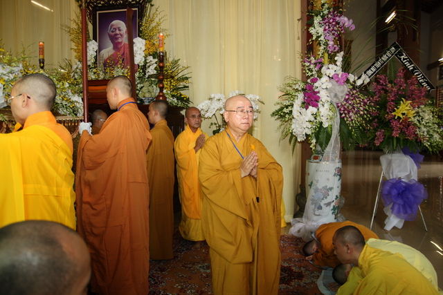 Chùm ảnh: Các đoàn viếng tang lễ HT. Thích Minh Châu - Sáng 04/09/2012