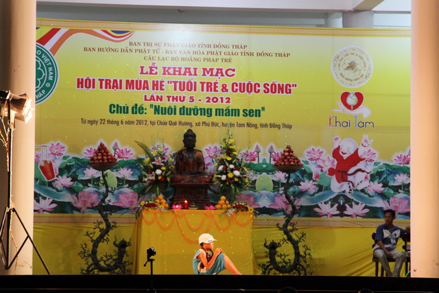 Hoằng Pháp Trẻ: Chùm ảnh đa sắc màu đêm văn nghệ chúc mừng hội trại