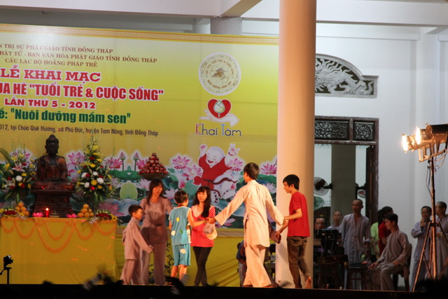 Hoằng Pháp Trẻ: Chùm ảnh đa sắc màu đêm văn nghệ chúc mừng hội trại