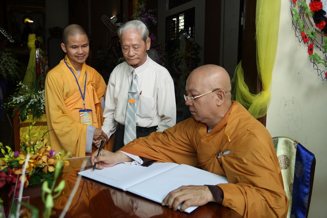 Chùm ảnh: Các đoàn viếng tang lễ HT. Thích Minh Châu - Chiều 04/09/2012