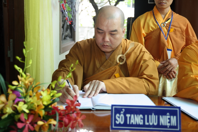 Chùm ảnh: Các đoàn viếng tang lễ HT. Thích Minh Châu - Sáng 05/09/2012