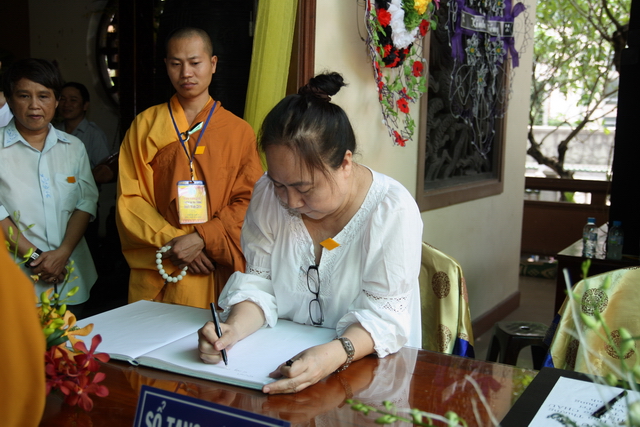 Chùm ảnh: Các đoàn viếng tang lễ HT. Thích Minh Châu - Sáng 05/09/2012