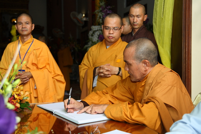 Chùm ảnh: Các đoàn viếng tang lễ HT. Thích Minh Châu - Chiều 05/09/2012