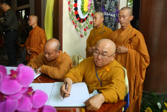 Chùm ảnh: Các đoàn viếng tang lễ HT. Thích Minh Châu - Sáng 06/09/2012