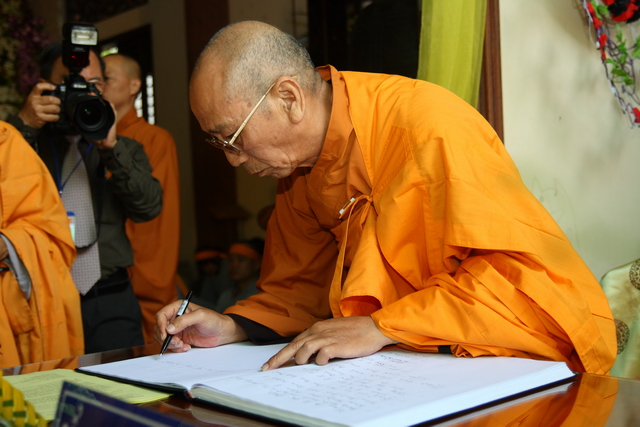 Chùm ảnh: Các đoàn viếng tang lễ HT. Thích Minh Châu - Sáng 06/09/2012