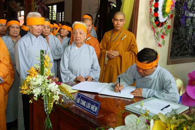 Chùm ảnh: Các đoàn viếng tang lễ HT. Thích Minh Châu - Sáng 06/09/2012