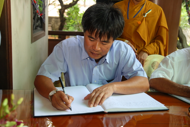 Chùm ảnh: Các đoàn viếng tang lễ HT. Thích Minh Châu - Sáng 06/09/2012