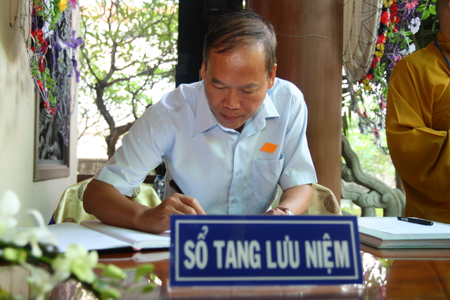 Chùm ảnh: Các đoàn viếng tang lễ HT. Thích Minh Châu - Sáng 06/09/2012