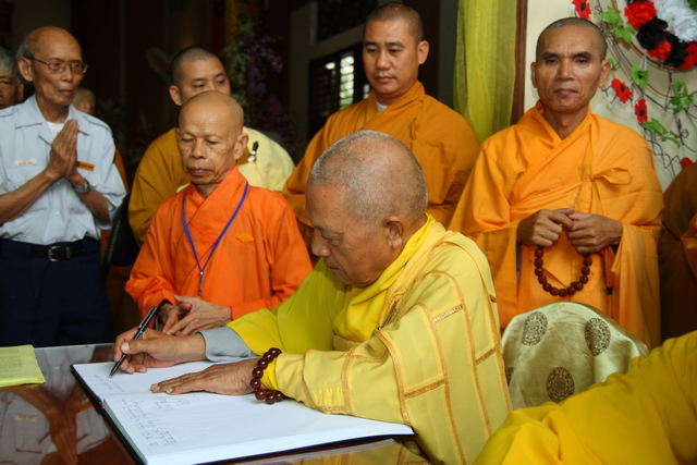 Chùm ảnh: Các đoàn viếng tang lễ HT. Thích Minh Châu - Sáng 06/09/2012