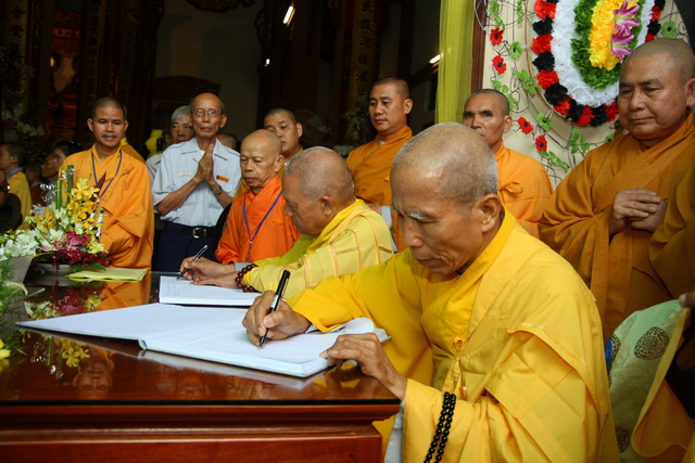 Chùm ảnh: Các đoàn viếng tang lễ HT. Thích Minh Châu - Sáng 06/09/2012
