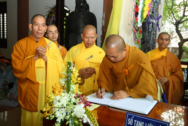 Chùm ảnh: Các đoàn viếng tang lễ HT. Thích Minh Châu - Sáng 06/09/2012