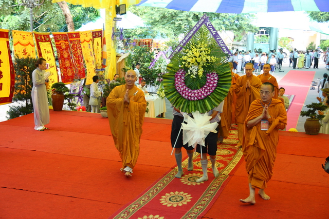 Chùm ảnh: Các đoàn viếng tang lễ HT. Thích Minh Châu - Sáng 06/09/2012