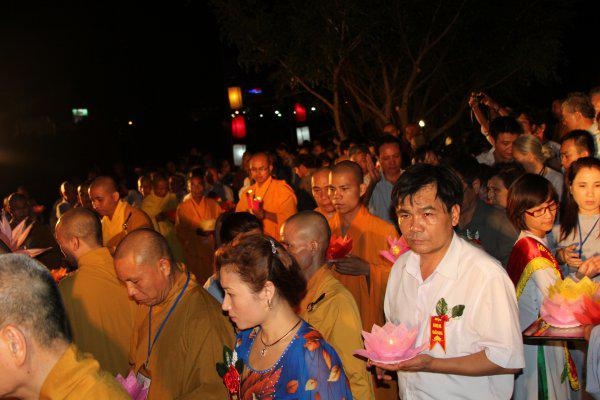 Nghệ An: Lục cúng hoa đăng tại Tuần Lễ Văn Hoá Phật Giáo