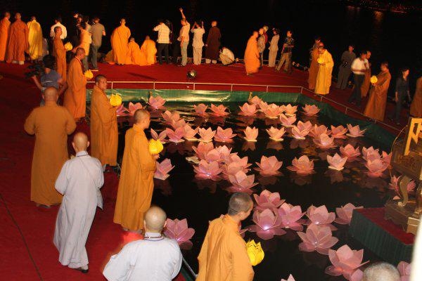 Nghệ An: Lục cúng hoa đăng tại Tuần Lễ Văn Hoá Phật Giáo