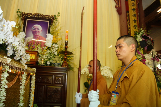 Chùm ảnh: Các đoàn viếng tang lễ HT. Thích Minh Châu - Sáng 06/09/2012