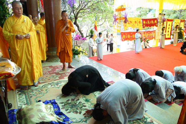 Chùm ảnh: Các đoàn viếng tang lễ HT. Thích Minh Châu - Sáng 06/09/2012