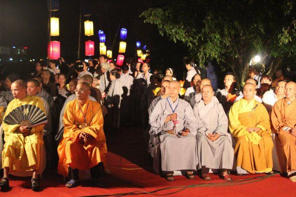 Nghệ An: Lục cúng hoa đăng tại Tuần Lễ Văn Hoá Phật Giáo