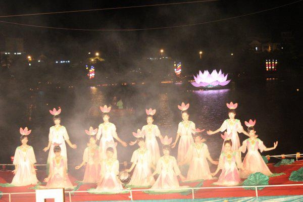 Nghệ An: Lục cúng hoa đăng tại Tuần Lễ Văn Hoá Phật Giáo