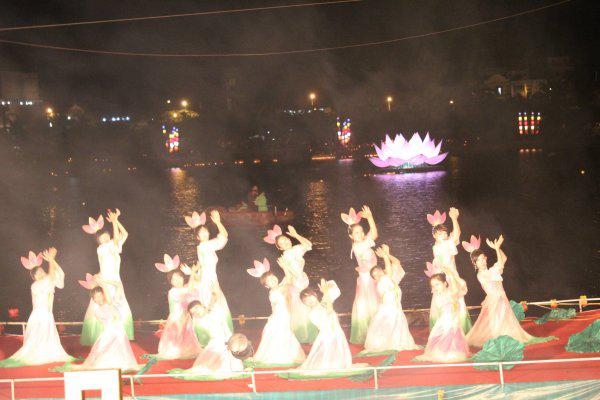 Nghệ An: Lục cúng hoa đăng tại Tuần Lễ Văn Hoá Phật Giáo