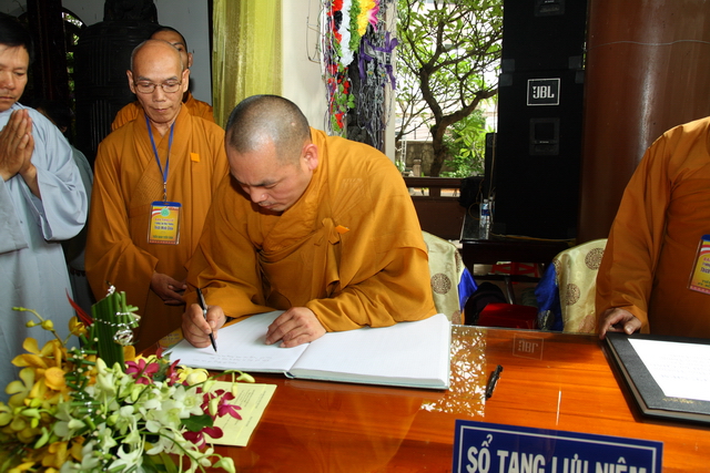 Chùm ảnh: Các đoàn viếng tang lễ HT. Thích Minh Châu - Chiều 06/09/2012