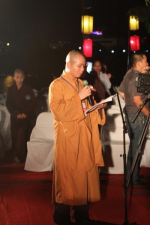 Nghệ An: Lục cúng hoa đăng tại Tuần Lễ Văn Hoá Phật Giáo