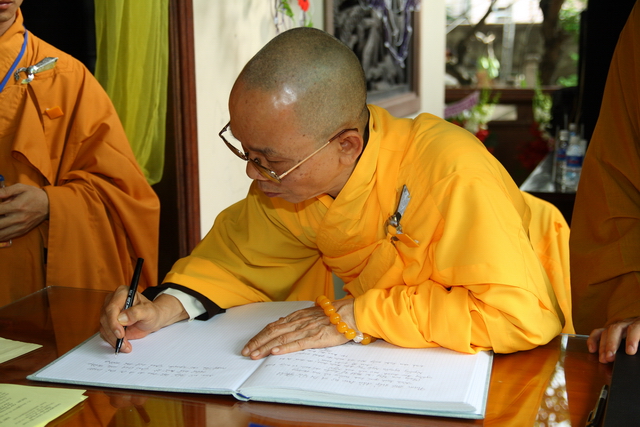 Chùm ảnh: Các đoàn viếng tang lễ HT. Thích Minh Châu - Chiều 06/09/2012