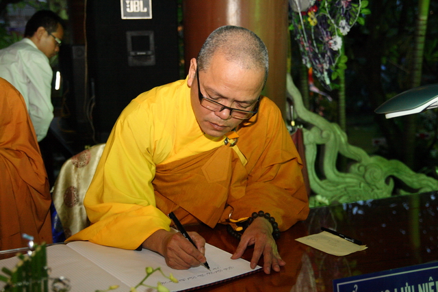 Chùm ảnh: Các đoàn viếng tang lễ HT. Thích Minh Châu - Chiều 06/09/2012