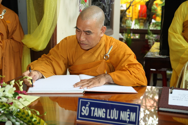 Chùm ảnh: Các đoàn viếng tang lễ HT. Thích Minh Châu - Sáng 07/09/2012