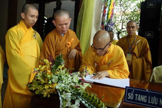 Chùm ảnh: Các đoàn viếng tang lễ HT. Thích Minh Châu - Sáng 07/09/2012