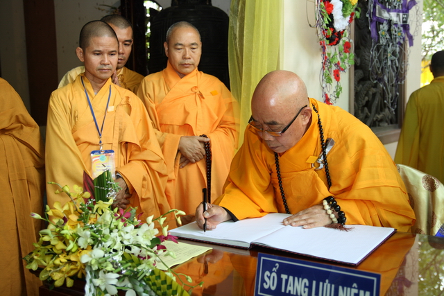 Chùm ảnh: Các đoàn viếng tang lễ HT. Thích Minh Châu - Sáng 07/09/2012