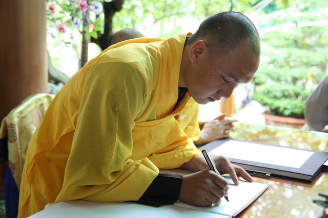 Chùm ảnh: Các đoàn viếng tang lễ HT. Thích Minh Châu - Sáng 07/09/2012