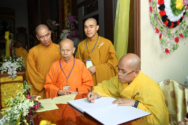 Chùm ảnh: Các đoàn viếng tang lễ HT. Thích Minh Châu - Sáng 07/09/2012