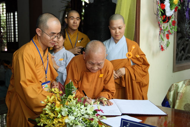 Chùm ảnh: Các đoàn viếng tang lễ HT. Thích Minh Châu - Sáng 07/09/2012