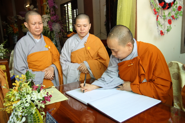 Chùm ảnh: Các đoàn viếng tang lễ HT. Thích Minh Châu - Sáng 07/09/2012