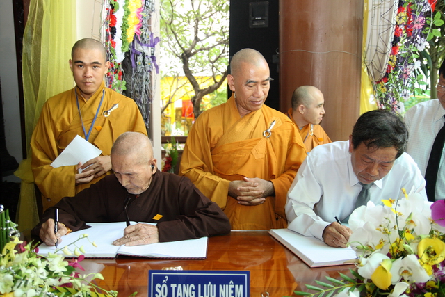 Chùm ảnh: Các đoàn viếng tang lễ HT. Thích Minh Châu - Sáng 07/09/2012