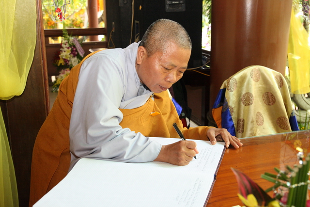 Chùm ảnh: Các đoàn viếng tang lễ HT. Thích Minh Châu - Sáng 07/09/2012