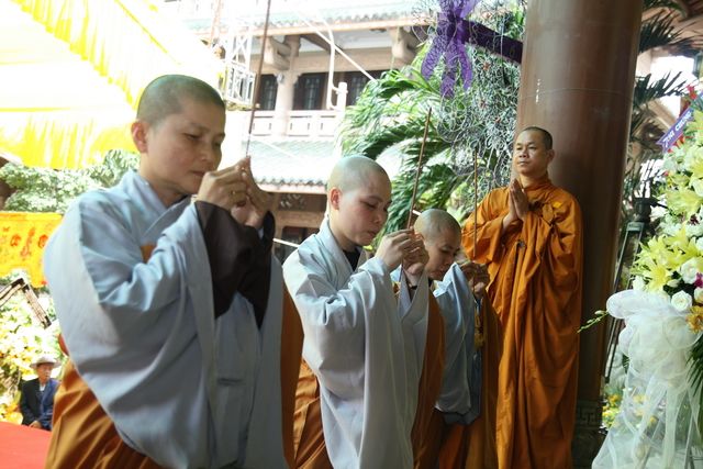 Chùm ảnh: Các đoàn viếng tang lễ HT. Thích Minh Châu - Sáng 07/09/2012