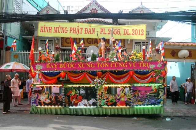 Chùm ảnh: Rực rỡ xe hoa Phật đản PL 2556 tại TP. HCM