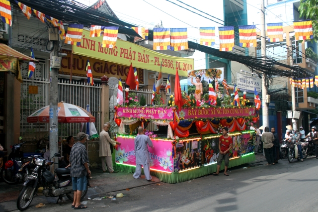 Chùm ảnh: Rực rỡ xe hoa Phật đản PL 2556 tại TP. HCM