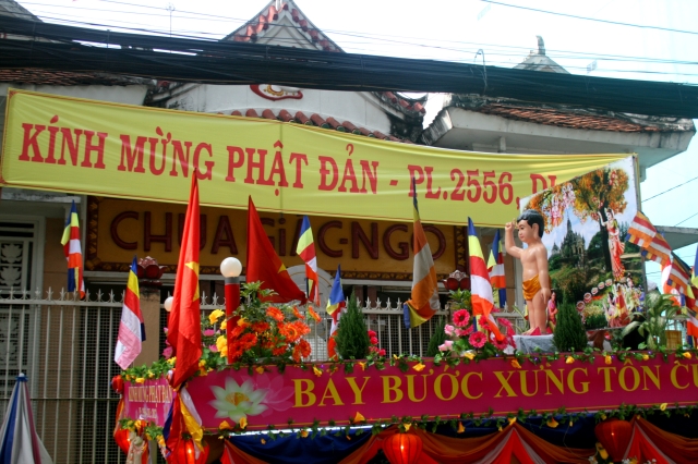 Chùm ảnh: Rực rỡ xe hoa Phật đản PL 2556 tại TP. HCM